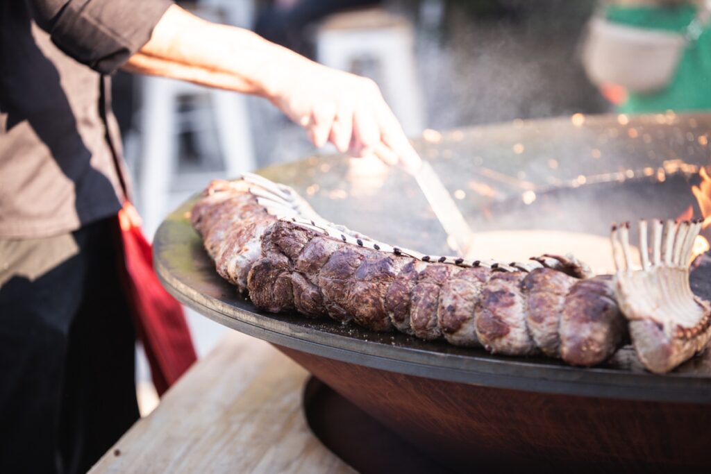 Lamskroon wordt gegrild op een Ofyr barbecue door een chef
