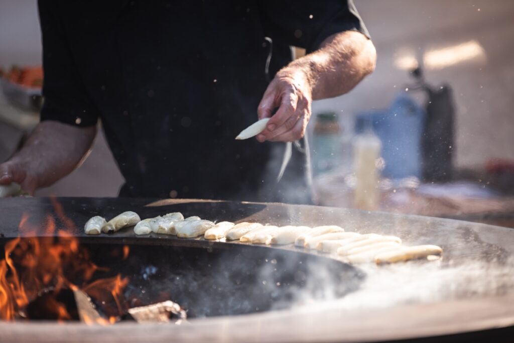 Witte asperges worden gegrild op de Ofyr BBQ