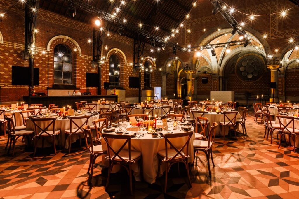 Overzicht van een volledig ingedekte feestzaal voor een corporate diner