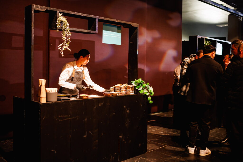 Foodstand met bediening en buffet bij indoor event